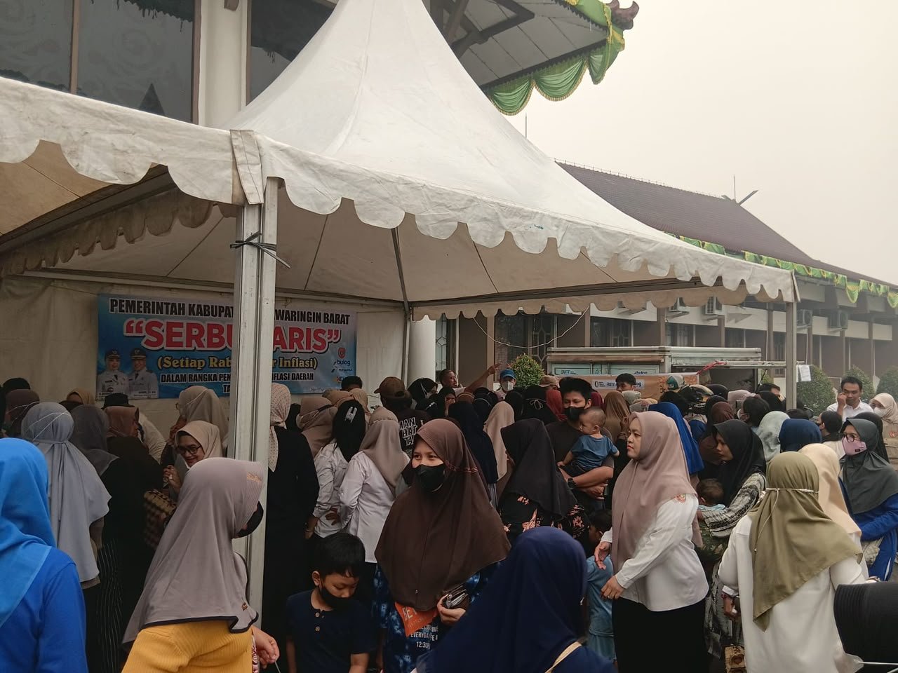 Tekan Inflasi, Pemkab Kobar Gelar Pasar Murah Sembako Terjangkau untuk Warga
