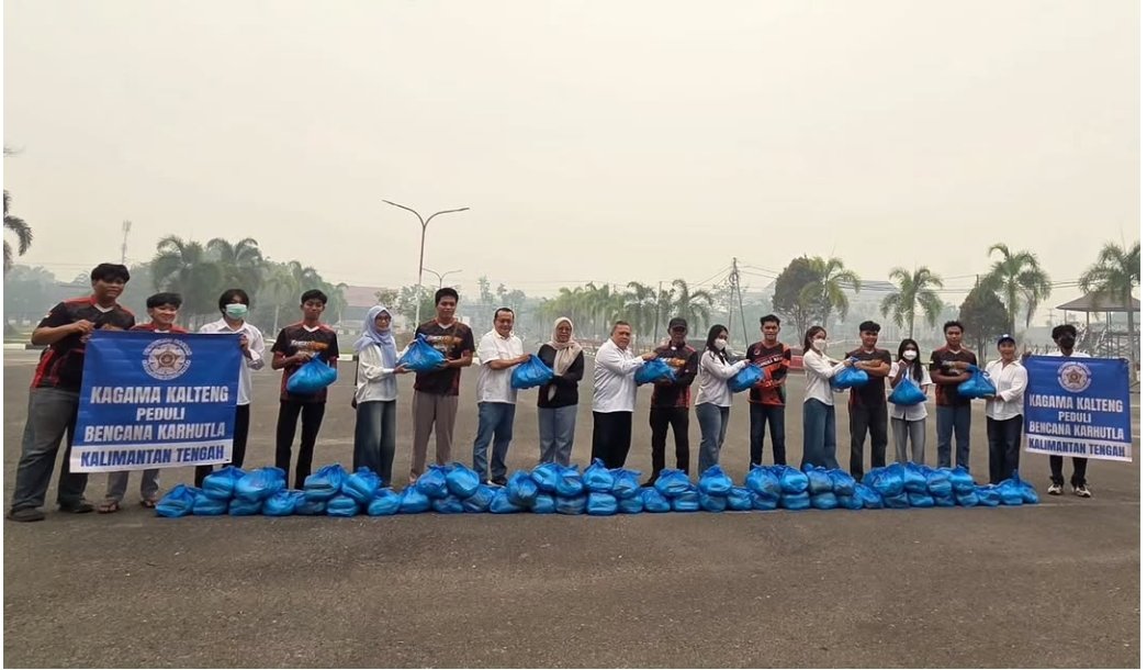 Guyub Rukun Mingunani, KAGAMA Kalteng Salurkan Sembako bagi Relawan Karhutla Non-ASN